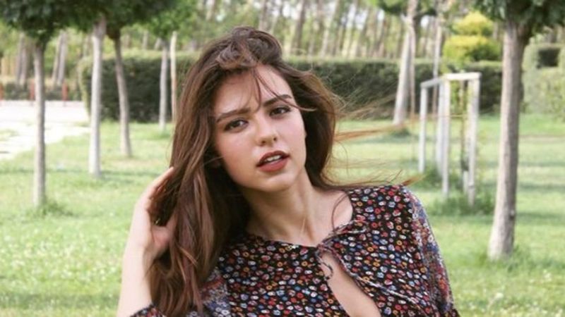 Aslıhan Malbora kumlara sere serpe uzanarak bikinili poz verdi! 'Aklımızı aldın..'