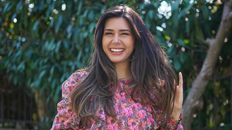 Fenomen Sibil Çetinkaya derin yırtmacıyla sınırları zorladı! 'Az kalsın görüyorduk'