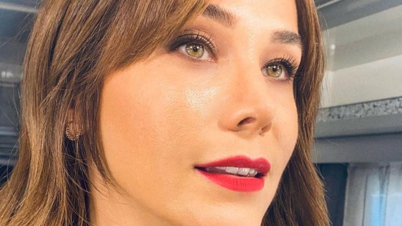 Burçin Terzioğlu siyah mayosuyla teknede yere serildi! 'Ah ne şanslı o deniz'