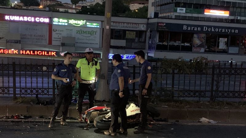 Fatih'te otomobil ile motosiklet kazaya karıştı: 1 ölü, 1 yaralı