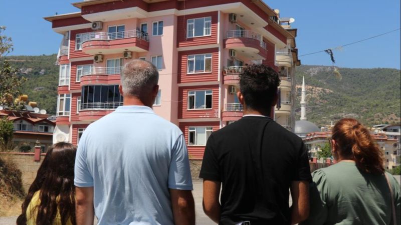 Danimarka’dan gelen aile tapulu evlerine giremiyor