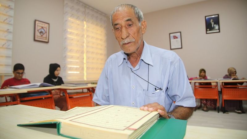 Şanlıurfa'da 77 yaşındaki vatandaş, Kur'an okuma hayalini gerçekleştirdi