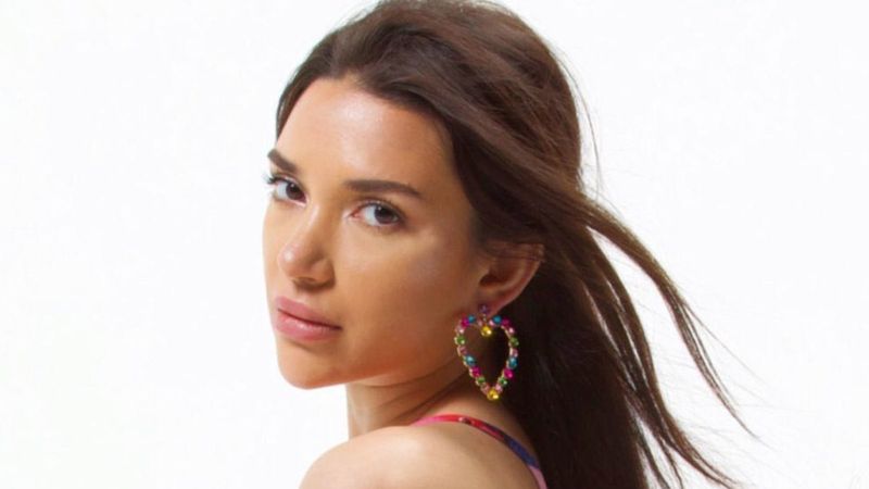 Rafet El Roman'ın kızı kalça dansıyla olay oldu! Elbisesinin kısalığı akıl aldı...