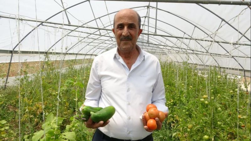 Hakkari'de 10 yıldır ürettiği sebzeleri ihtiyaç sahiplerine dağıtıyor