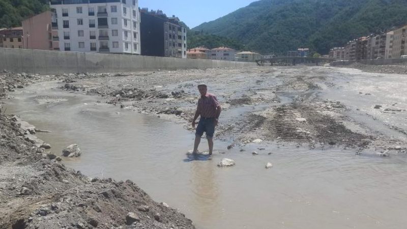 Kastamonu'da selden etkilenen Ezine Çayı’nda su çekildi