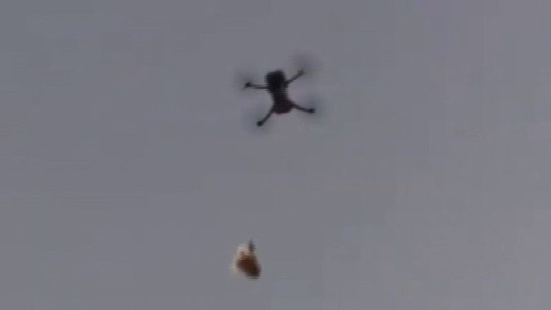 Adana'da acıkan kuzenine drone ile kebap gönderdi