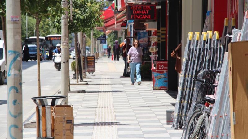 Elazığ'da hava sıcaklığı 39 dereceyi gördü, cadde ve sokaklar boş kaldı