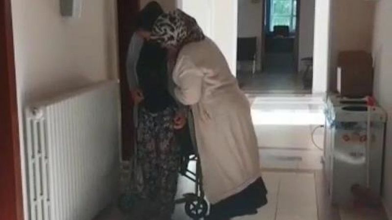 Bursa'da engelli olduğunu belirten dilenci, zabıta binasında ayaklandı