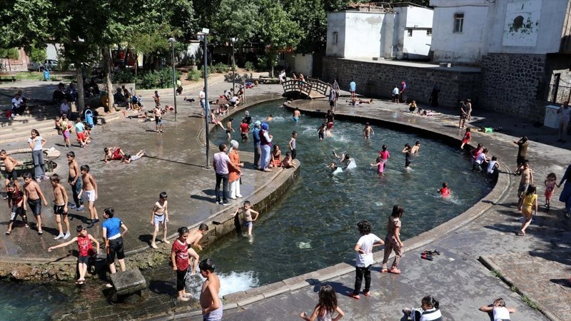 Diyarbakır'da 40 dereceyi aşan sıcak hava bunaltıyor
