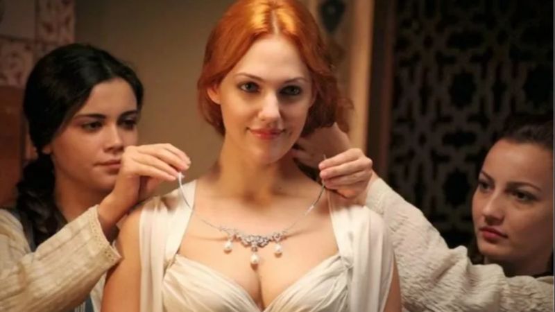 Meryem Uzerli'den sütyensiz poz!