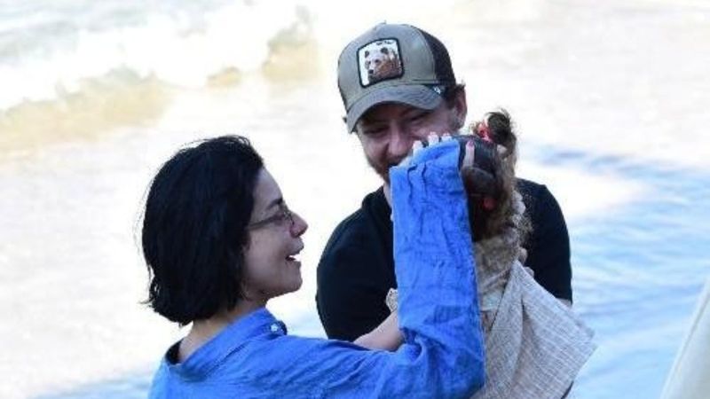 Merve Boluğur ve sevgilisi plajda çocuk sevdi