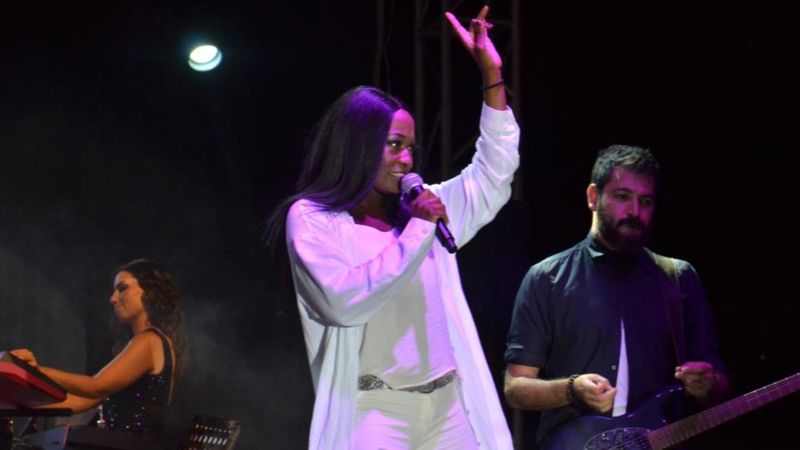 Della Miles 'Domdom Kurşunu' şarkısını söyledi