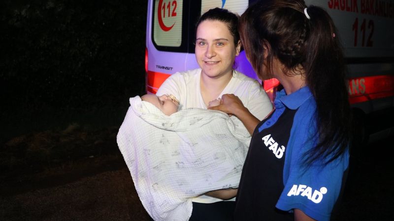 Edirne’de ani sağanakta mahsur kalan aileyi AFAD kurtardı