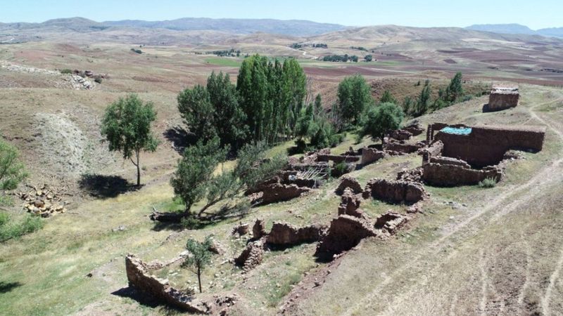 Sivas'ın 42 yıl önce terk edilen Gizemli köyünde defineci talanı