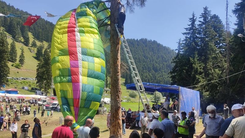 Artvin'de yamaç paraşütü pilotu piknik alanına iniş yaptı