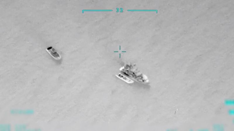 Yunan askeri yakaladığı göçmenleri bota bindirip Türk tarafına itti