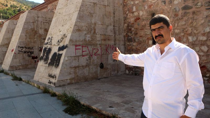 Tokat'ta tarihi hanın payandalarına sprey boyayla yazılar yazdılar