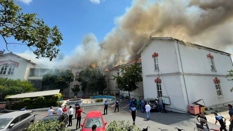 İstanbul'da Balıklı Rum Hastanesi'nde çıkan yangın kontrol altında
