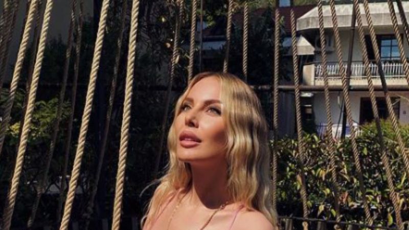 Göğüslerini reklam için kullanmıştı! Hande Sarıoğlu'nun dekolteli elbisesi olay oldu...