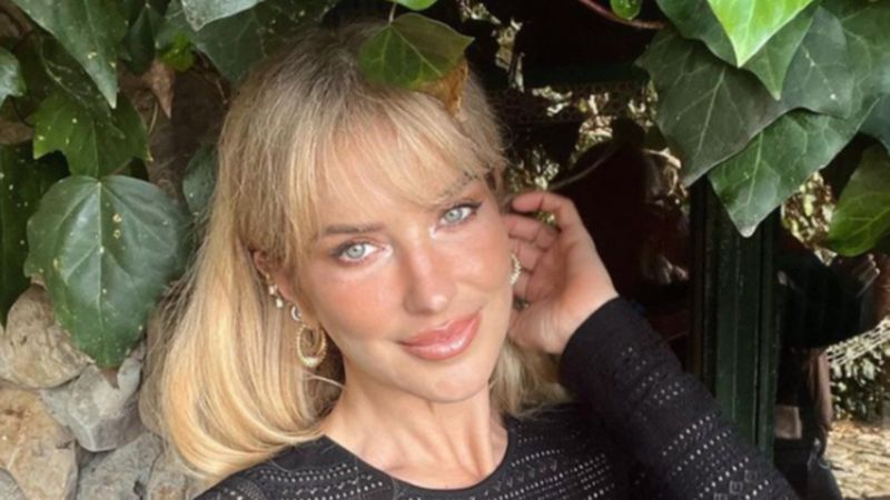 Burcu Esmersoy rengarenk kıyafetiyle dekolte verdi! Görenin aklı çıktı...