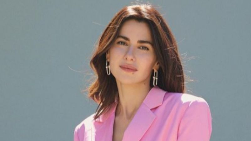 Nesrin Cavadzade pembe bikinisiyle mest etti! 'Karın kasına doyduk'