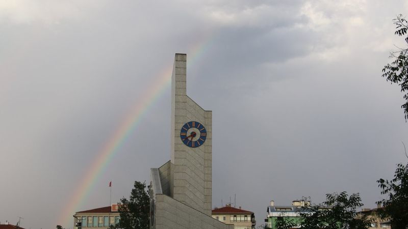 Başkentte yağmur sonrası gökkuşağı oluştu