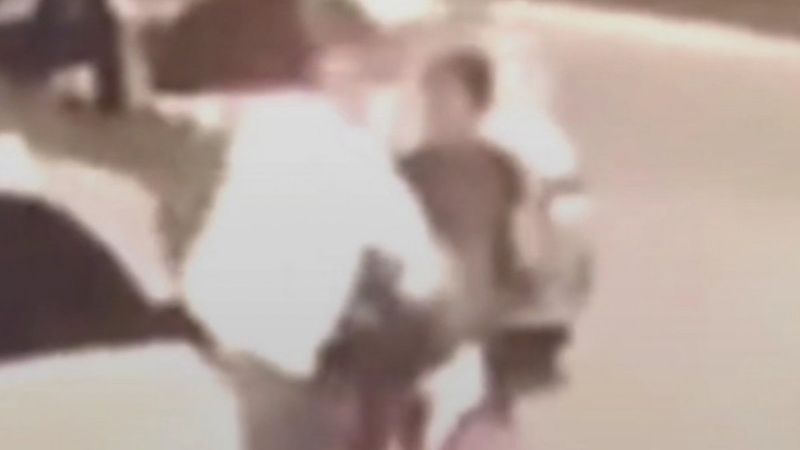 Mardin'de kaldırımda bisiklet süren çocuğa tokat attı