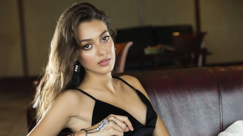 Dilan Çiçek Deniz'den sütyensiz göğüs dekoltesi...