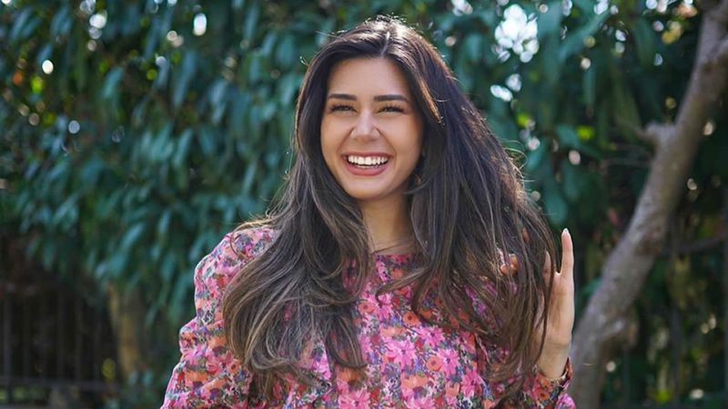 Fenomen Sibil Çetinkaya bikini altının iplerini çözdü!