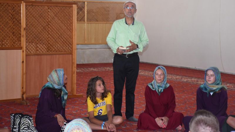 İzmir’de, imamın turistlerle olan iletişimi takdir topladı