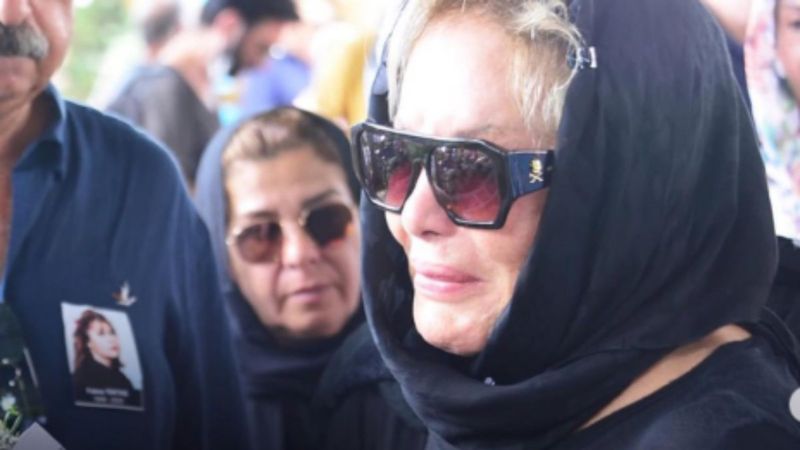 Emel Sayın, kardeşini son yolculuğuna uğurladı