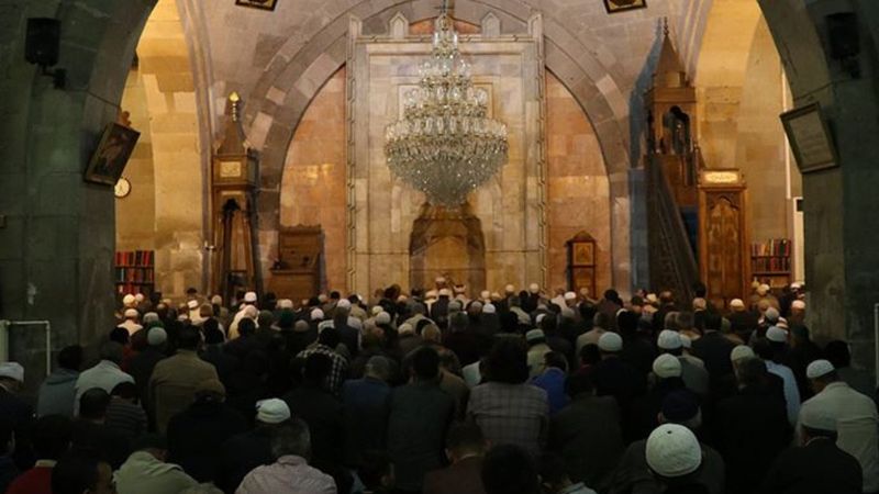 Fatiha Suresi nasıl okunur? Fatiha Suresi'nin Türkçe ve Arapça okunuşu...