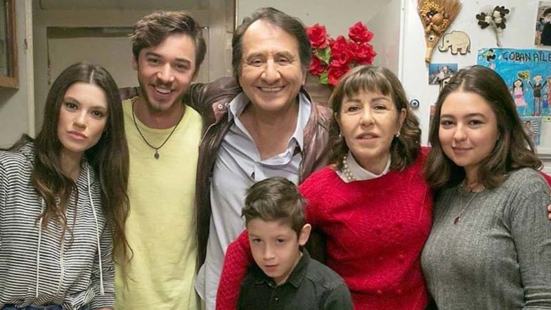 Arka Sokaklar'ın Zeliş'i sütyeniyle poz verdi...