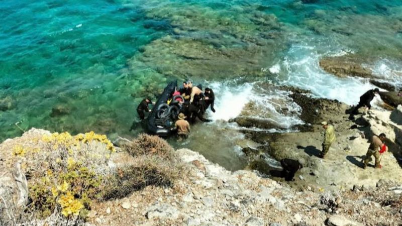 İzmir'de kıyıya vuran lastik botta 47 göçmen bulundu