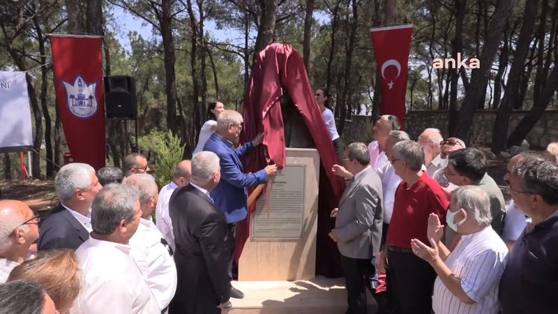 CHP'li Konak Belediyesi heykel açılışı yaptı