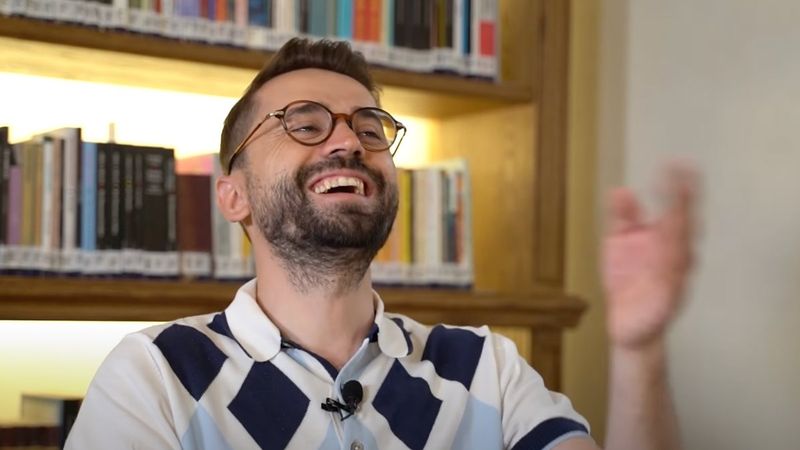 Adem Metan'ın Pelin Batu ile yaptığı röportajda neşeli anlar