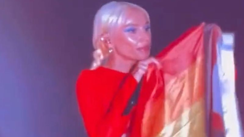 Gülşen, konserinde LGBT bayrağı açtı