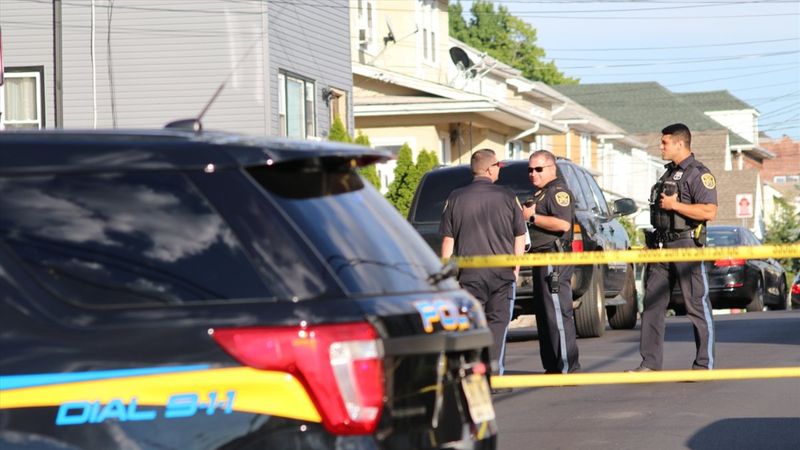 Selman Rüşdi'ye saldıran kişinin evinde arama yapıldı