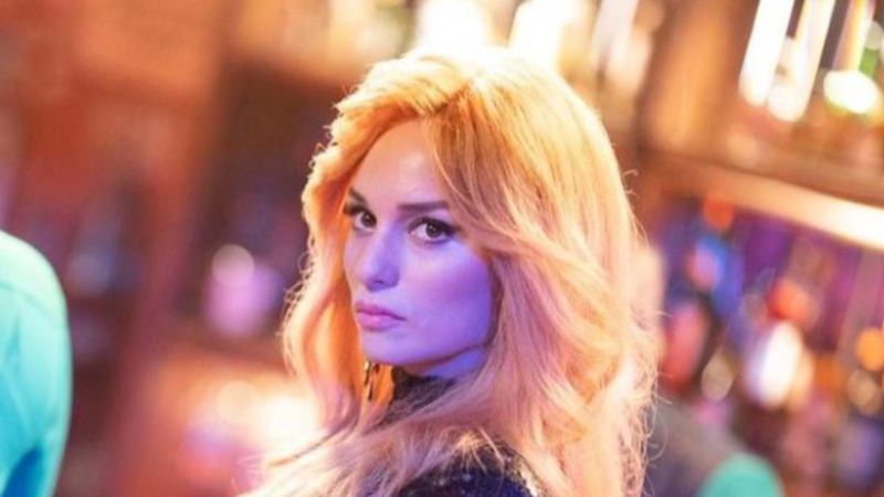 Nilperi Şahinkaya sarı dekolteli elbisesiyle ağızları açık bıraktı...