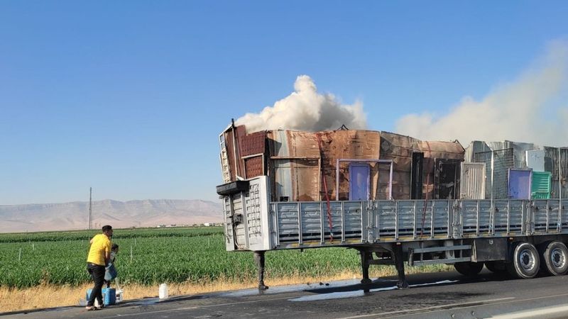 Mardin'deki plastik yüklü tırda yangın paniği