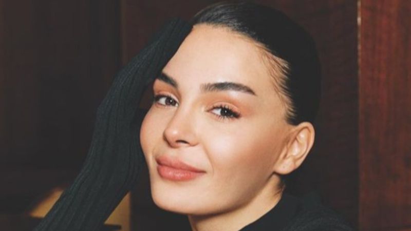 Ebru Şahin'in teknede verdiği poz olay oldu! Fiziğini görenler inanamadı...