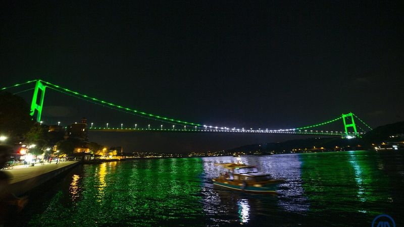 FSM Köprüsü, Pakistan'ın bağımsızlık günü nedeniyle yeşille renklendirildi