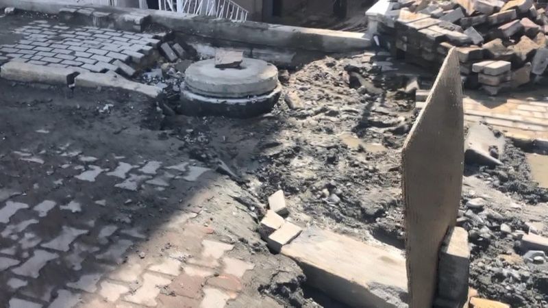 Avcılar’da İSKİ’nin açık bıraktığı rögar su baskınına ve yol çökmesine neden oldu