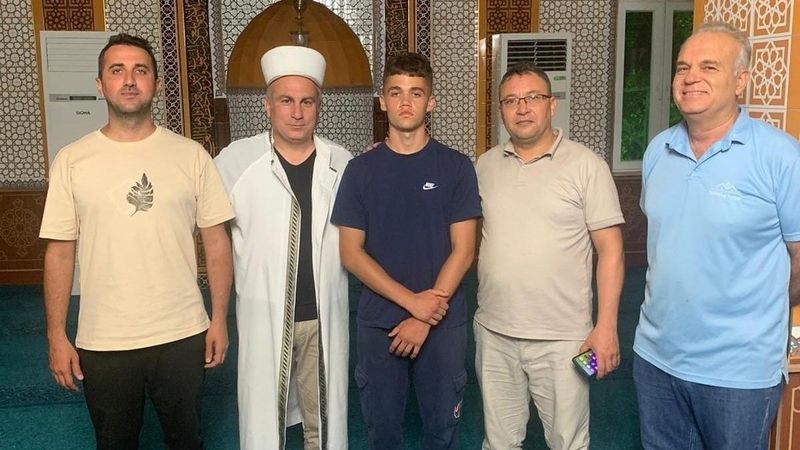 Antalya'da rehberden etkilenen İngiliz turist Müslüman oldu