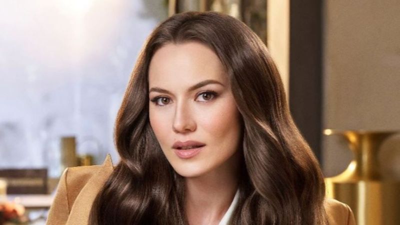 Fahriye Evcen'den bikinili hamilelik pozu geldi, gören dilini ısırdı! Gömleğinin düğmelerini açınca...