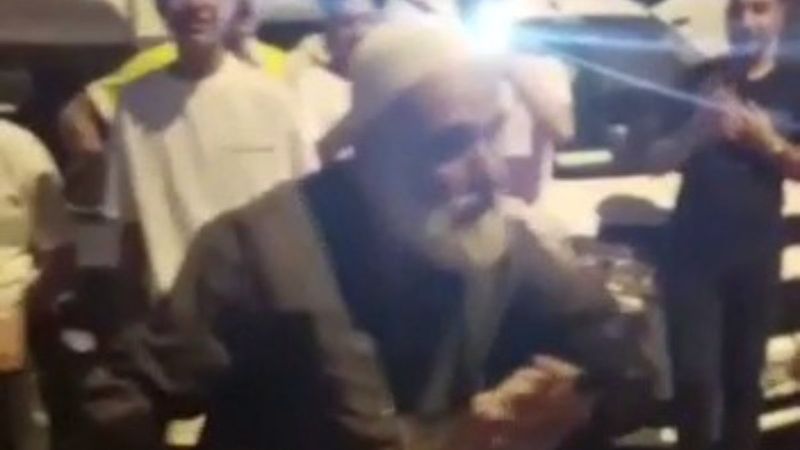 İstanbul'da asker eğlencesinde bastonuyla dans eden dede ilgi odağı oldu