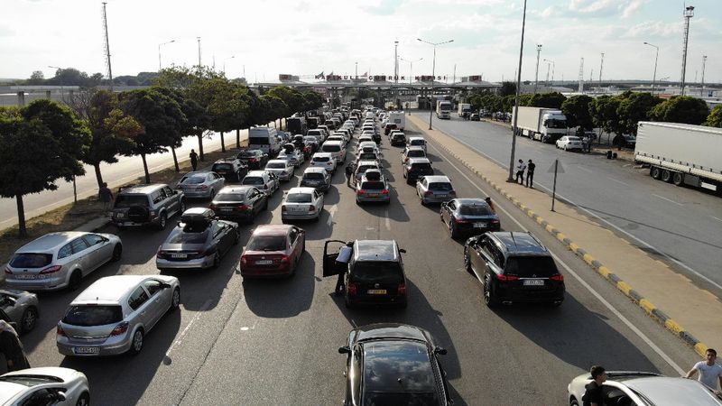 Tatilin bitmesiyle gurbetçiler yaşadıkları ülkelere dönmeye başladı