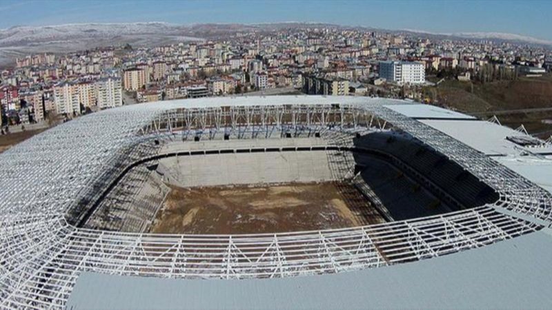 Fransa'da sulama yasağı nedeniyle futbol sahaları kurudu
