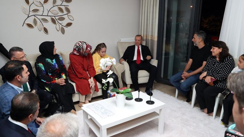 Cumhurbaşkanı Erdoğan'dan kendisine şiir yazan kıza: Ne miniği ya 1.85 boyundayım ben