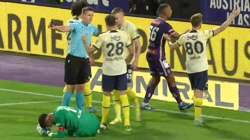 Altay Bayındır'a tribünden davul tokmağı atıldı